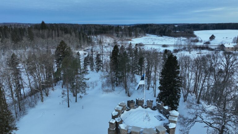 EV108 lipu heiskamine Porkuni vanalinna väravatornis